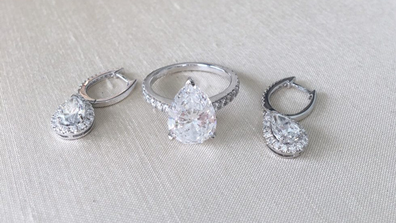 一枚三克拉梨形钻石订婚戒指和钻石耳环，来自钻石登记处