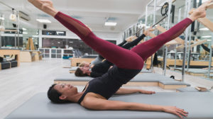香港的Flex健身馆——一名女子在Flex健身馆做瑜伽