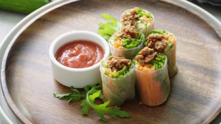 素食食谱:越南大米卷配玉米肉馅和肉酱