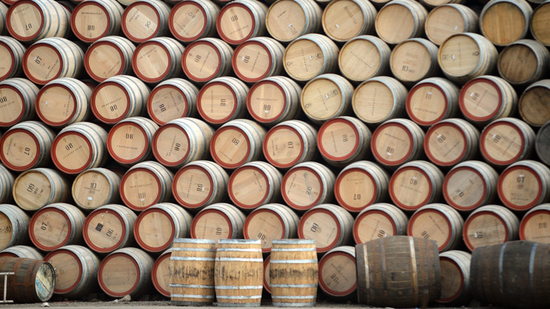 桶装威士忌堆积在一起，为香港的酒桶贸易撰写投资桶装威士忌的文章