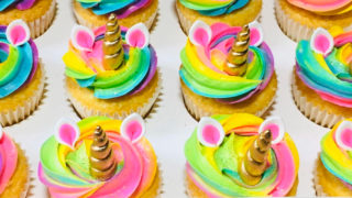 派对伙伴蛋糕-香港的庆祝和生日蛋糕-彩虹纸杯蛋糕