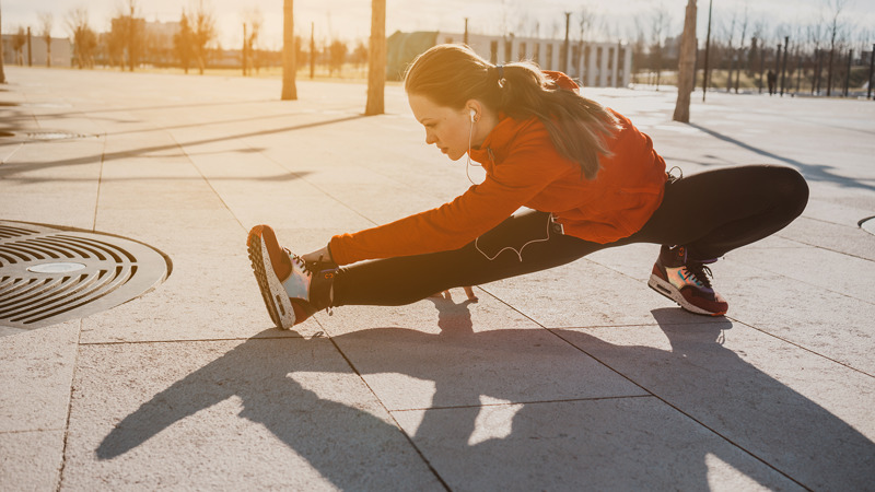 妇女为跑步和心脏健康的文章做伸展运动