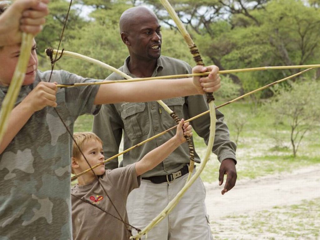年轻的探险家们正在博茨瓦纳的青年探险者野生动物园上射箭课