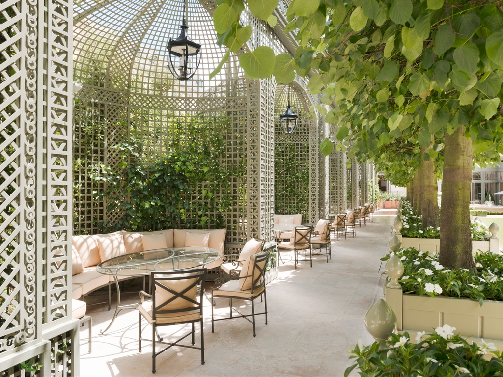 客人可以在酒店的大花园放松