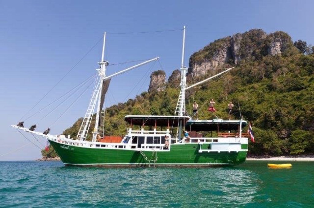 Merderka 3号是一艘定制的印尼木船，非常适合周末去普吉岛