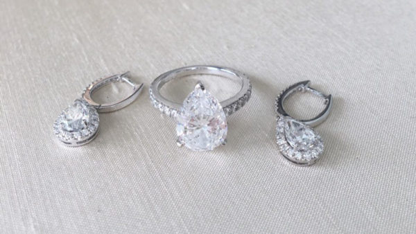 购买钻石——一枚三克拉的梨形钻石订婚戒指和钻石耳环
