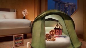 孩子们会喜欢在房间里露营的机会，这是丽思卡尔顿酒店的儿童之夜旅行套餐的一部分