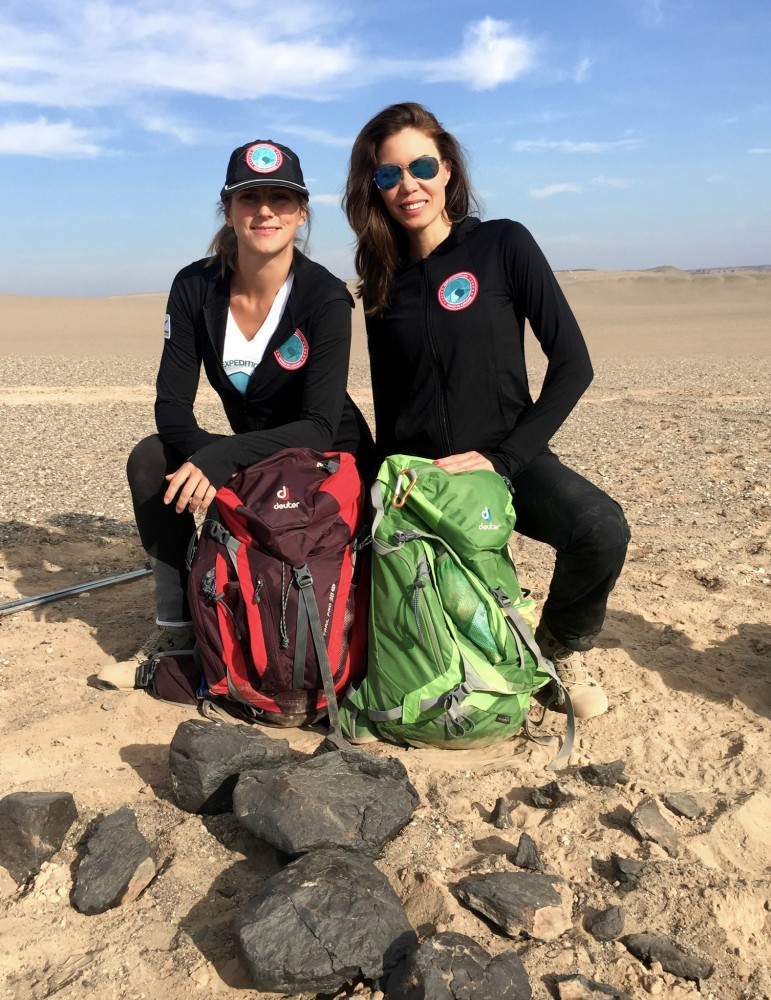 克里斯汀(右)在妇女使命的旗帜下处理卢特沙漠。图片:WOAM /桑德拉·林