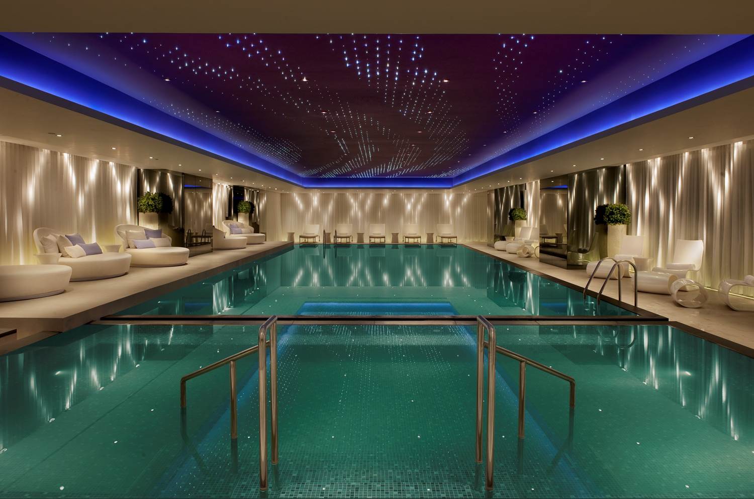 酒店泳池:香港美丽酒店时髦的室内无边泳池