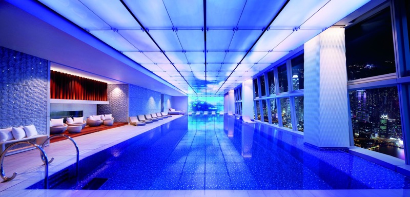 酒店泳池:丽思卡尔顿酒店的室内泳池位于酒店的第116层