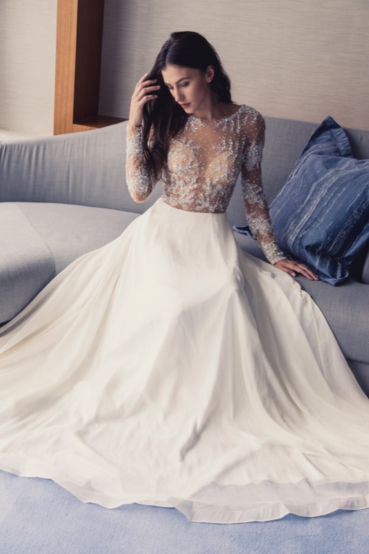 婚纱:简单的素色短裙搭配有装饰的紧身胸衣是这一季的潮流之一