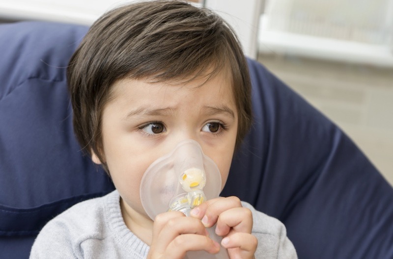 一个间隔器可以用来帮助给一个年幼的孩子服用哮喘药物