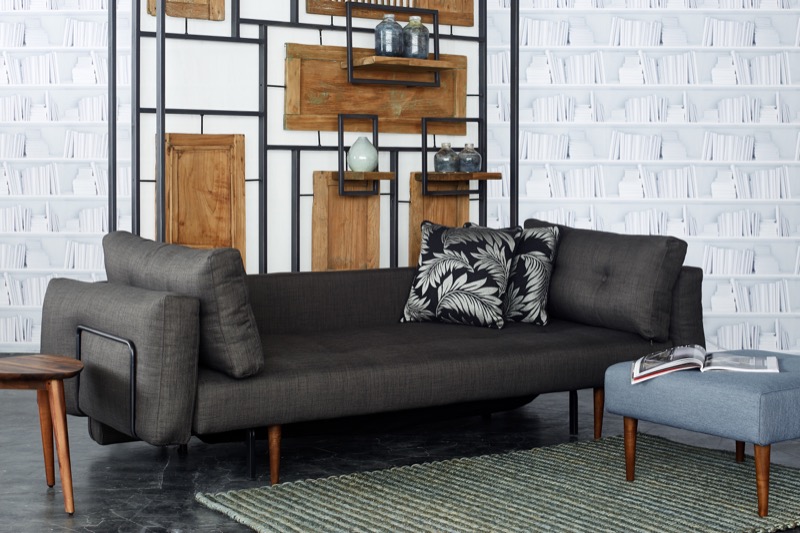 家具:双层沙发床是一款时尚实用的产品，当客人来住宿时，它可以兼作床