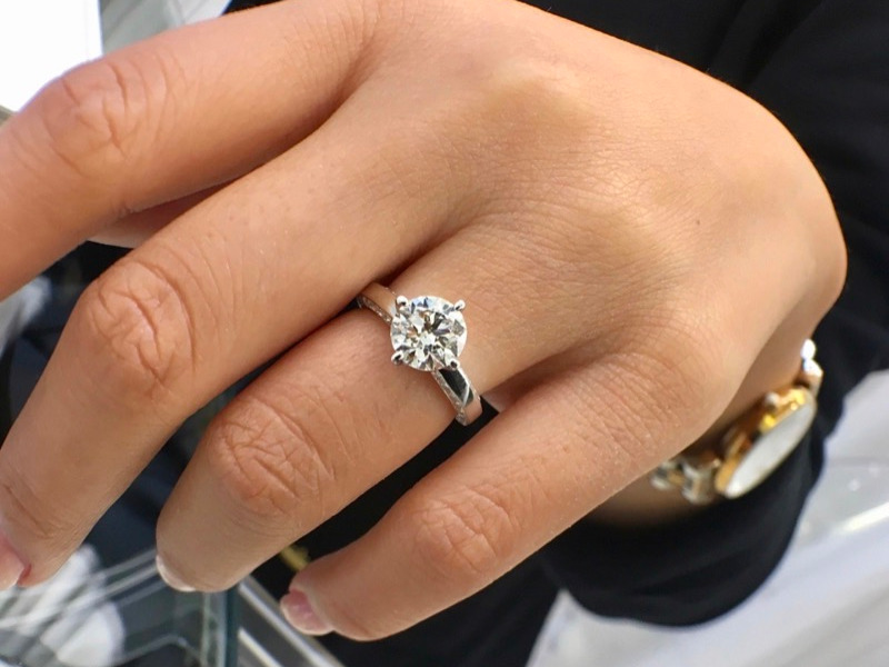 香港钻石登记处订制的钻石戒指