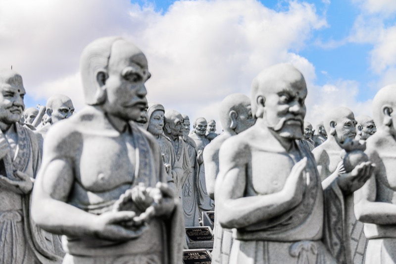 宾坦岛:令人惊叹的罗汉雕像