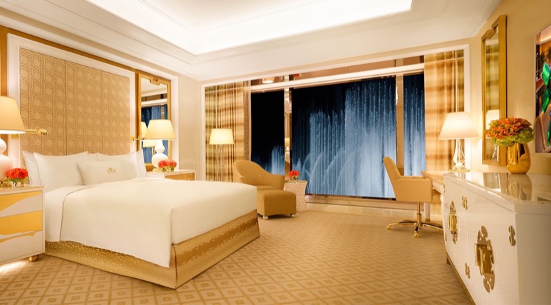 澳门酒店:从宫殿喷泉客厅的卧室欣赏美景