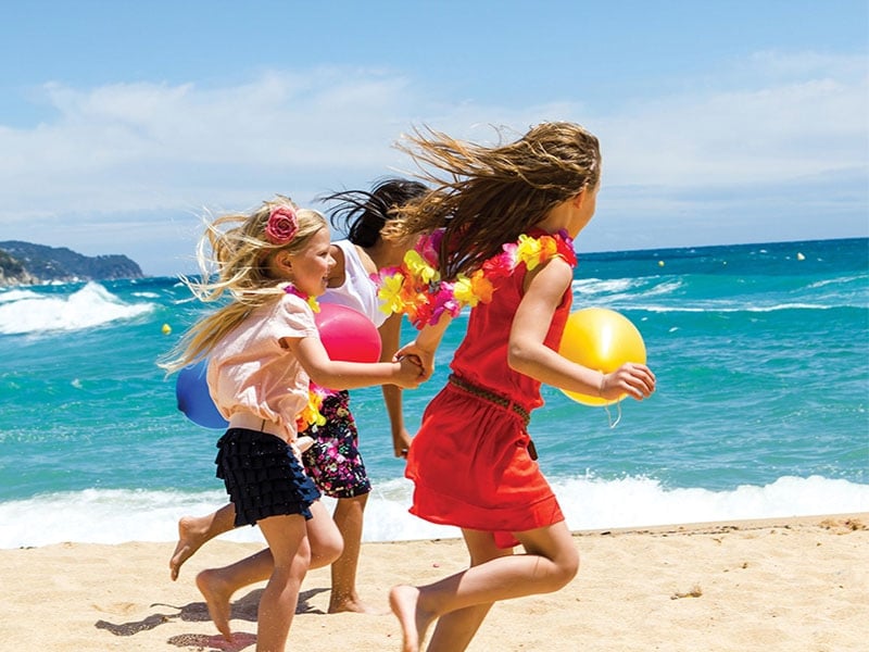 四季苏梅岛的孩子们在海滩上跑步
