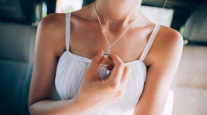 戴着项链的女子形象在香港珠宝商上刊登