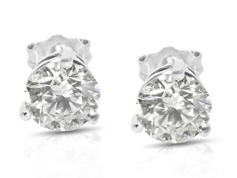 香港珠宝商的钻石耳环形象
