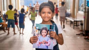 柬埔寨儿童基金会学生与照片