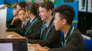 北安格利亚学生使用电脑的网络安全故事的图像