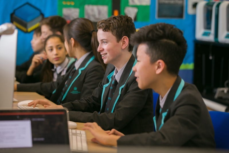 诺德安格利亚学生使用电脑进行网络安全报道的图片