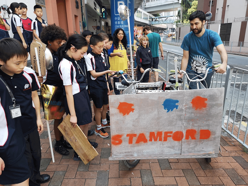 香港斯坦福德美国学校的学生和他们的太空周漫游车