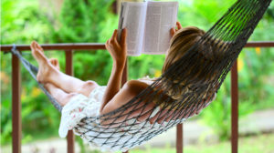 好书可读:女孩在吊床上读书