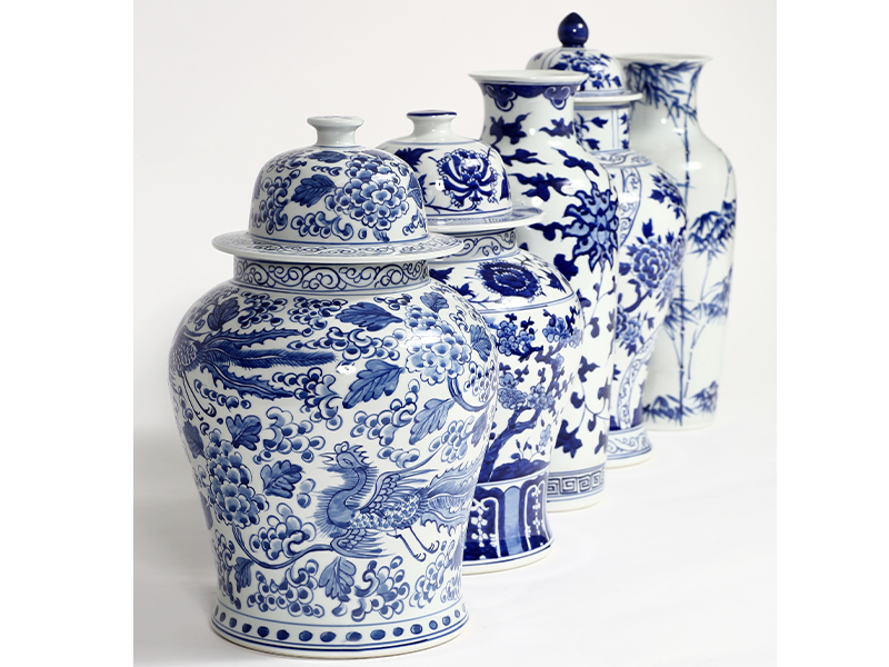 亚洲家具和décor——来自奥特菲尔德画廊的青花瓷罐
