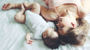 为产后抑郁症的文章准备的母亲和婴儿的图片