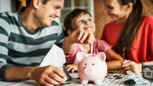 有钱的家庭在网上写一篇关于如何教孩子理财的文章