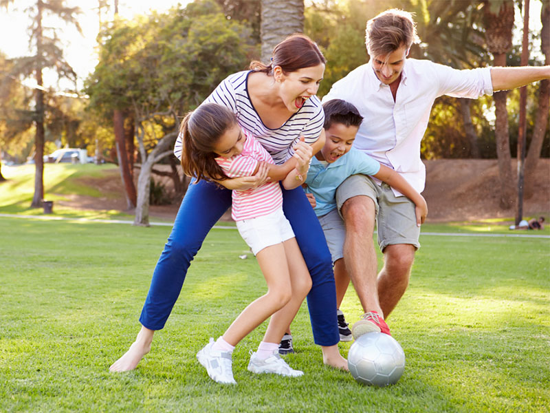 在公园里的家庭乐趣-网上关于孩子和锻炼的文章，有益于孩子的健康