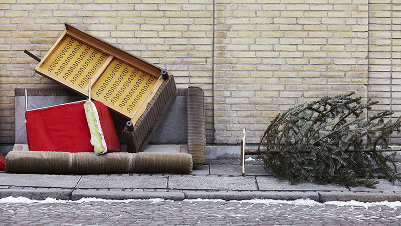 新年前夜的传统——在约翰内斯堡扔掉家具