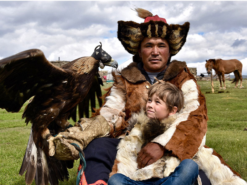 蒙古冒险假期-男孩与游牧民族手持雄鹰