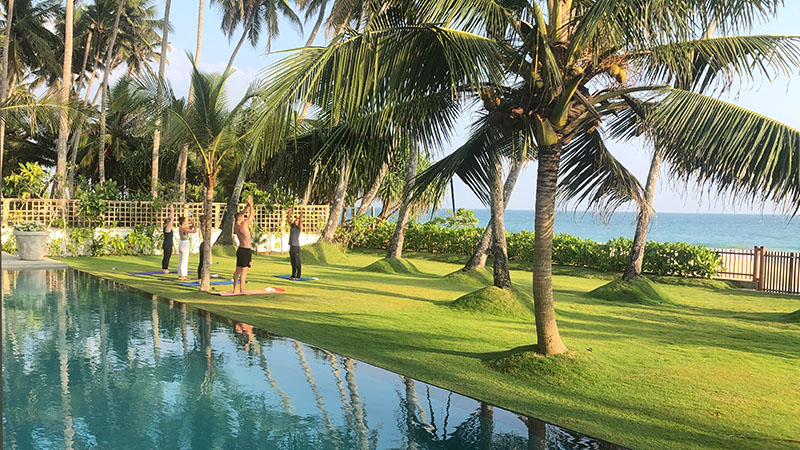 斯里兰卡海滩度假-在泳池边做瑜伽
