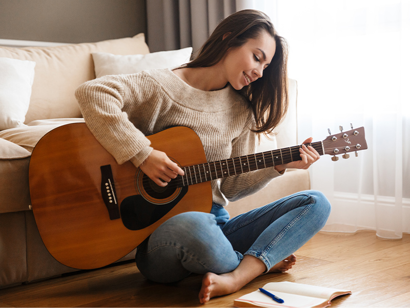 弹吉他的女人-为保柏网的10种善待自己的方法