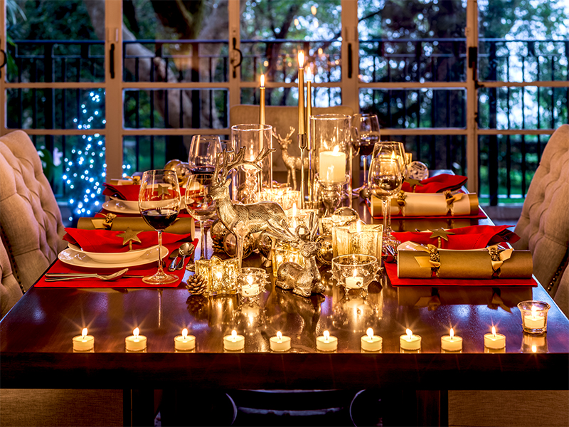 圣诞餐桌装饰——金色和红色