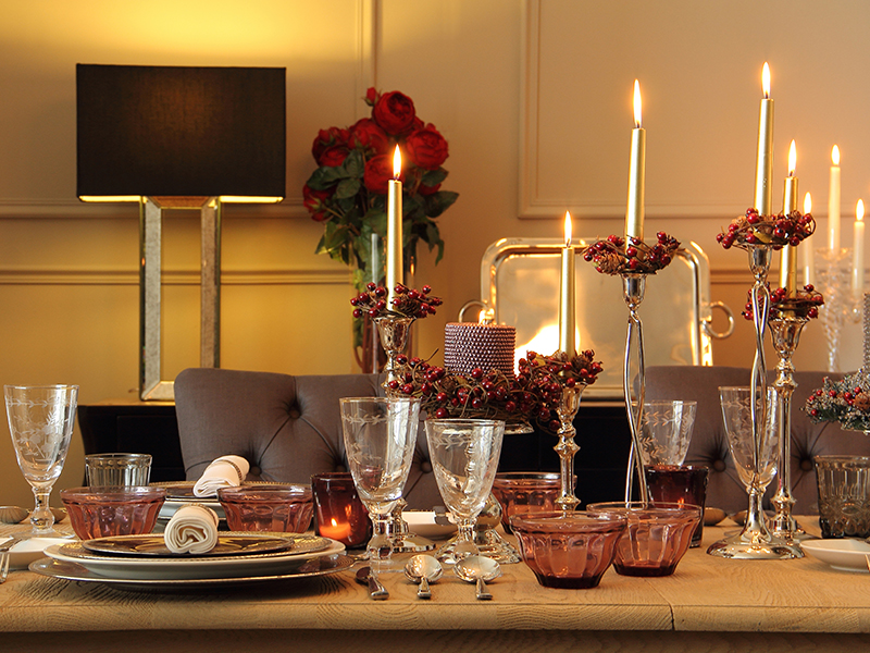节日的décor -圣诞餐桌设置由Indigo Living