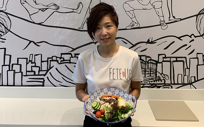 在香港码头的Fete Up餐厅享用健康午餐