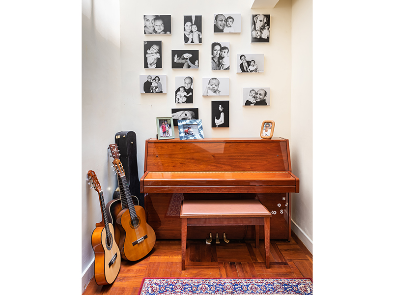 巴克蒂·马图尔家的墙上有一顶钢琴