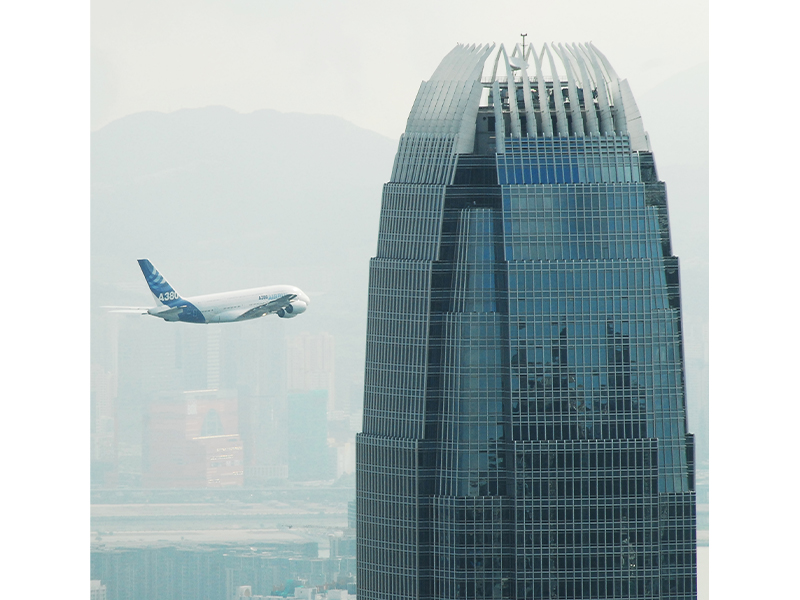 摄影师劳伦斯·赖在香港拍摄的飞机与建筑