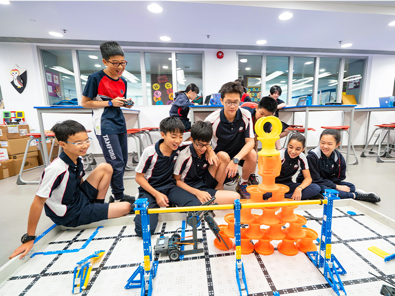 香港斯坦福德美国学校的学生与机器人