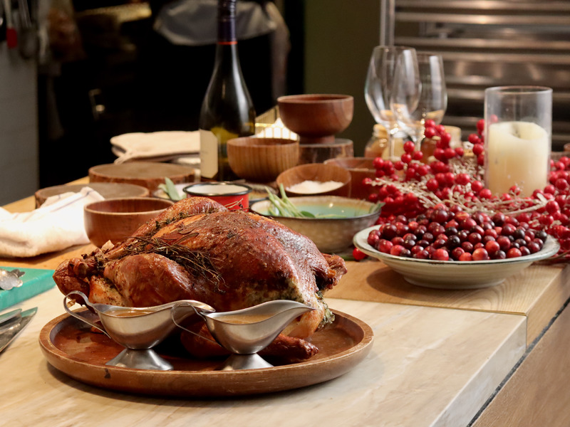 感恩节晚餐——羽毛与骨头餐厅的火鸡