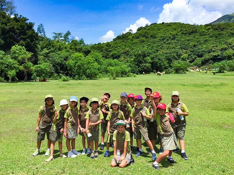 大屿山国际学校-穿绿制服的学生