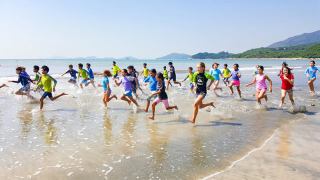 香港绿色学校大屿山国际学校-沙滩上的学生