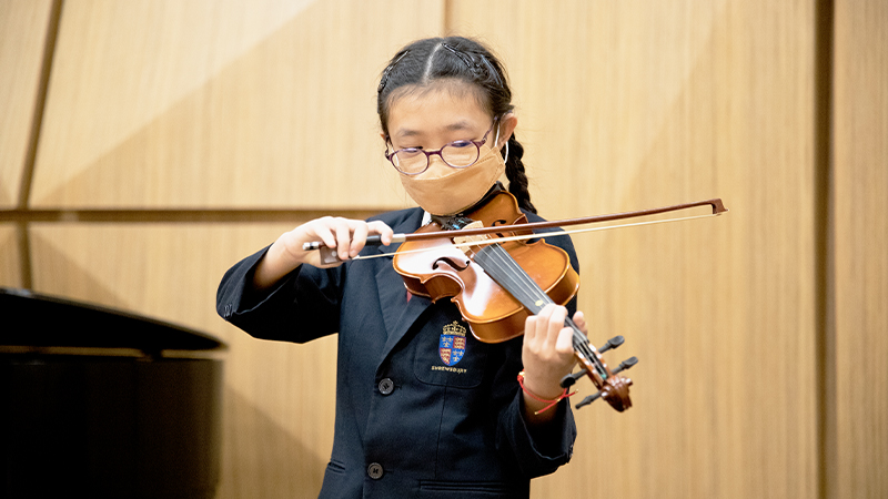 香港什鲁斯伯利国际学校的小学生，正在拉小提琴
