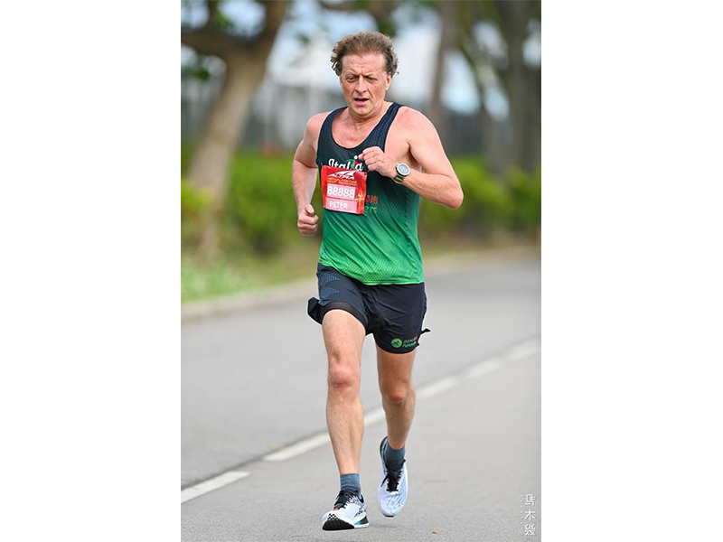 彼得·霍珀在香港跑步，香港运动俱乐部“跑者俱乐部”成员