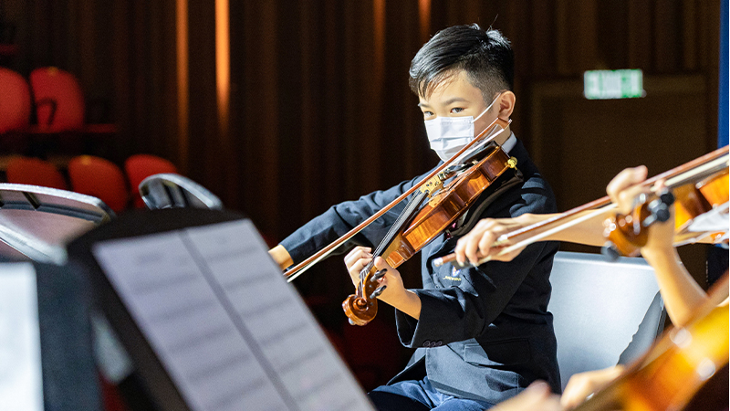 香港小学-什鲁斯伯里国际学生拉小提琴