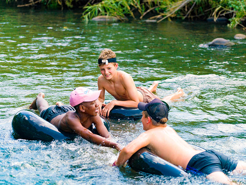 南非希尔顿寄宿学校的男孩们在河里游泳
