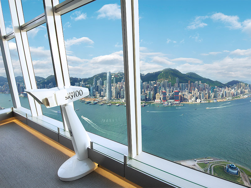 从国际贸易中心的sky100香港观景台俯瞰香港